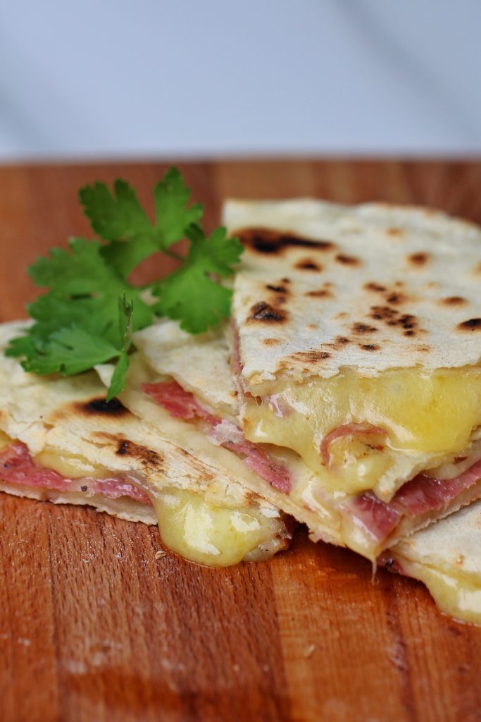 Pita bread with melted cheese and ham filling.