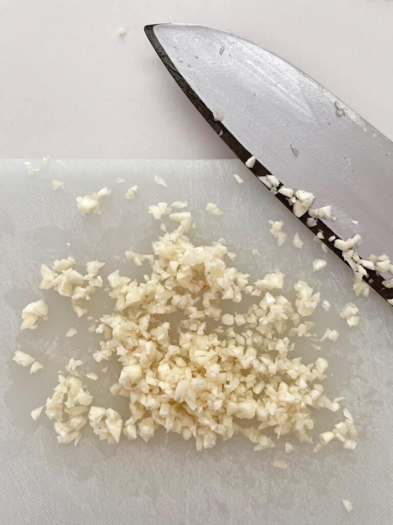 chopped garlic  